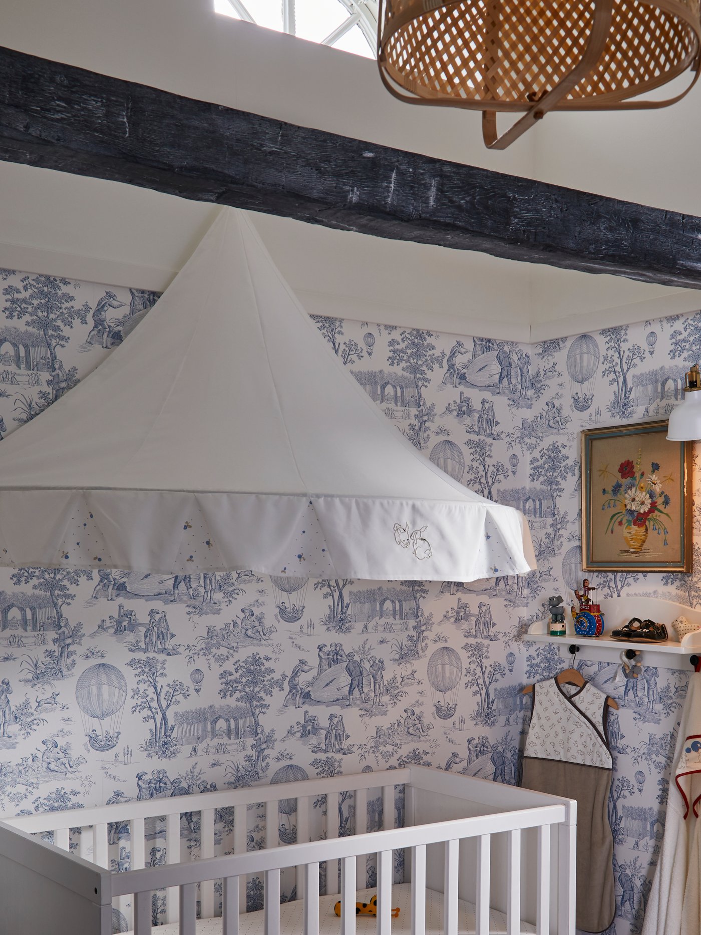 A white RÖDHAKE bed canopy is attached to the wall above a white SUNDVIK cot in a child’s traditional-style bedroom.