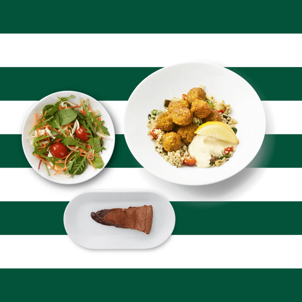 Treretters middag bestående av falafelboller, en sidesalat og kladdkake.