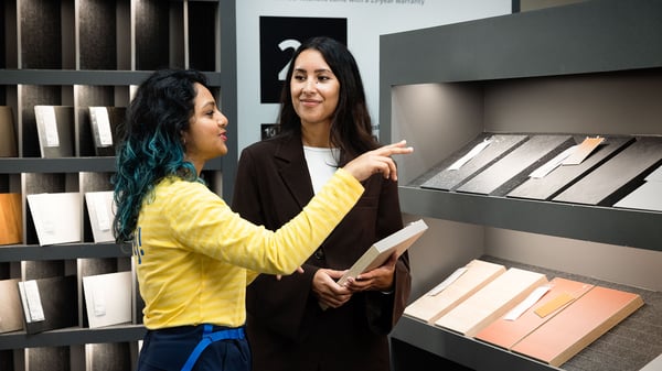 Pracownik IKEA doradzający wybór blatów do kuchni