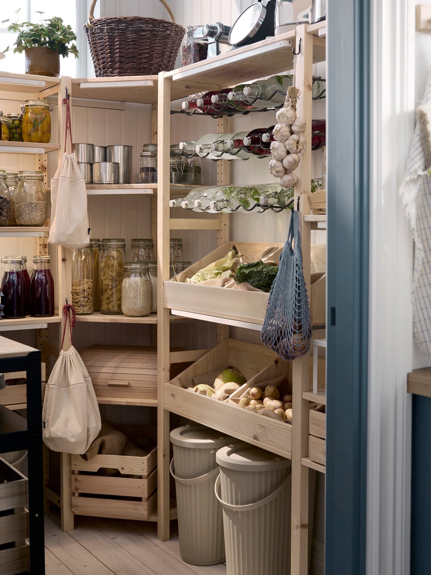 Un garde-manger comprend plusieurs étagères IVAR avec des récipients destinés à stocker les aliments placés sur les étagères.