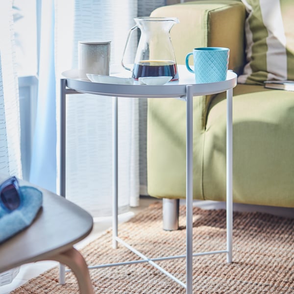 A turquoise KEJSERLIG mug in the living room