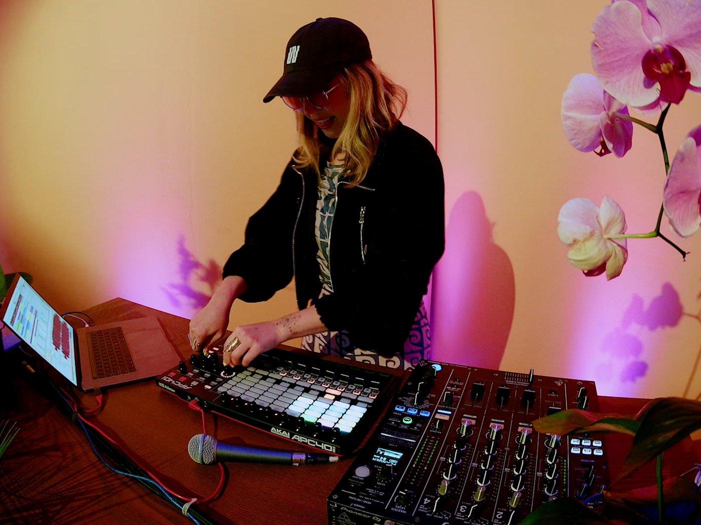 Di-džej TOKiMONSTA za svojom miksetom.