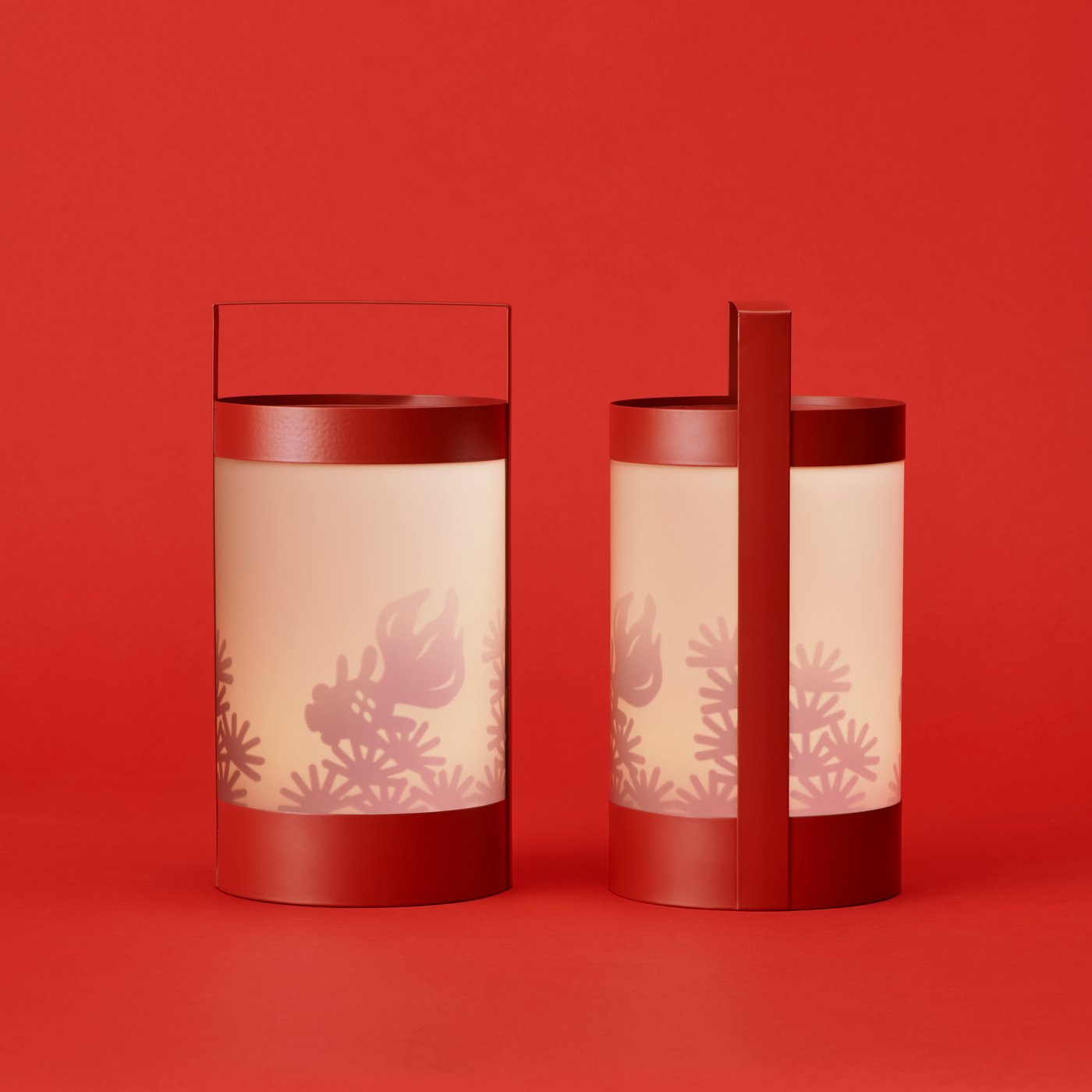 A battery-operated lantern/goldfish FÖSSTA LED table decoration