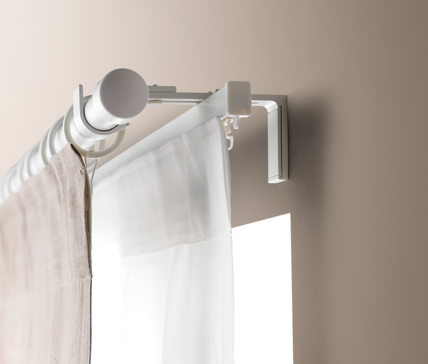 Ein an der Wand befestigtes VIDGA Gardienensystem mit 2 Lagen. 