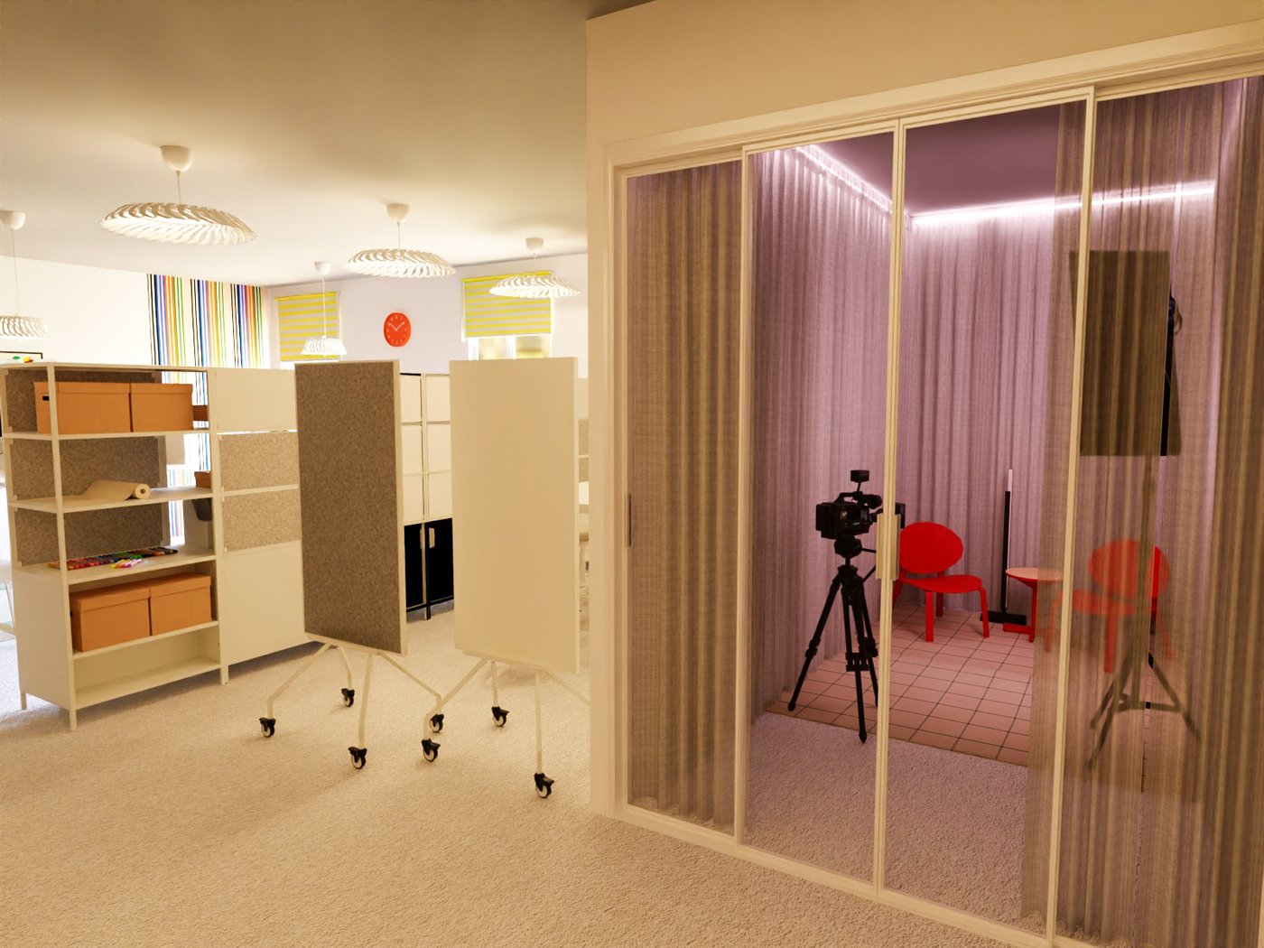 Teil eines Großraumbüros. Blick durch Glasschiebetüren in eine Chatbox. Neben der Chatbox mobile Flipchart-Ständer und Aufbewahrung mit Schreibutensilien und Pappboxen. In der Chatbox auf drei Seiten Vorhänge, zwei Stühle, ein Beistelltisch und Filmequipment.