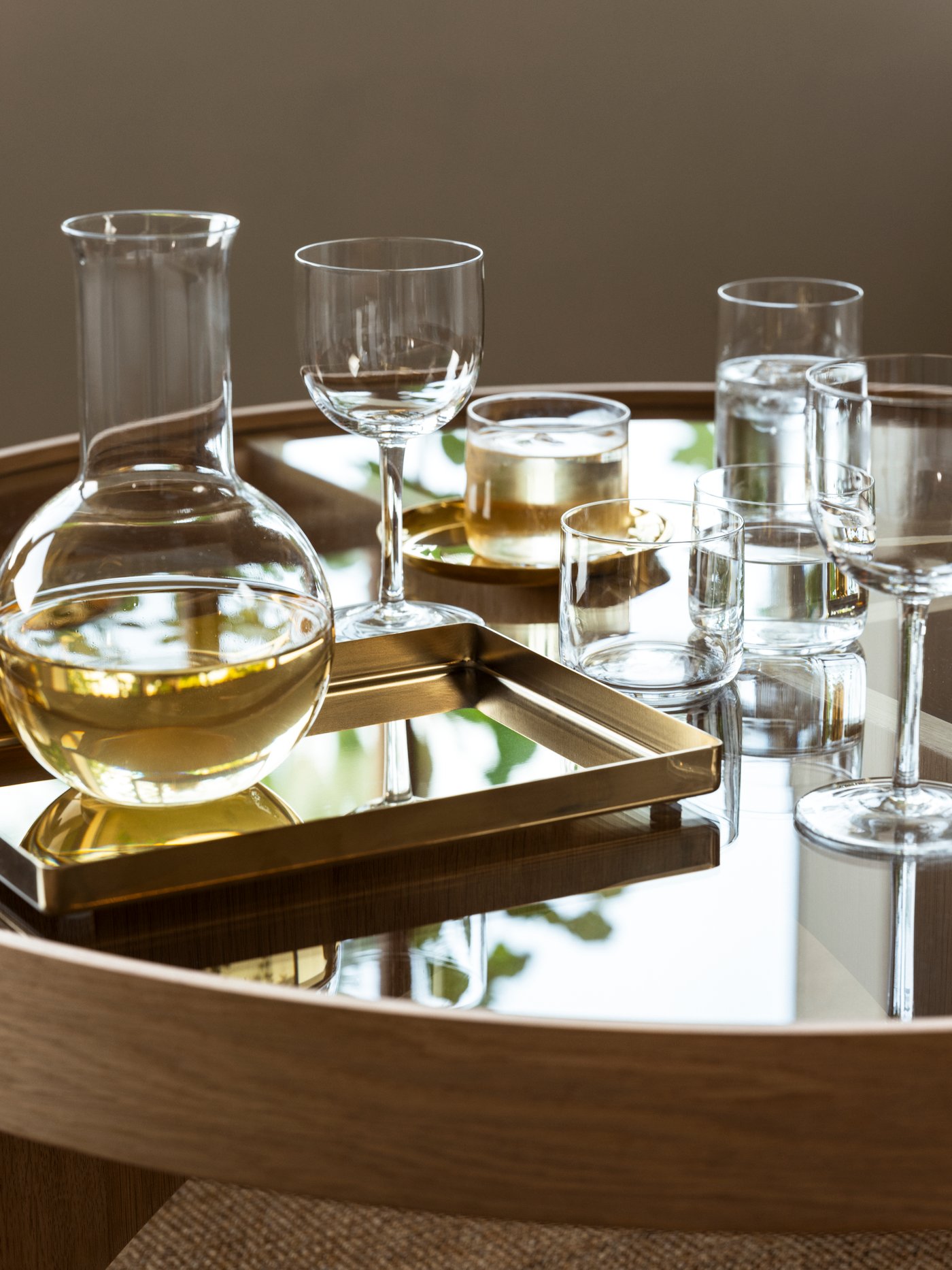 Una caraffa STOCKHOLM 2025 e i bicchieri da vino STOCKHOLM 2025 nel soggiorno.