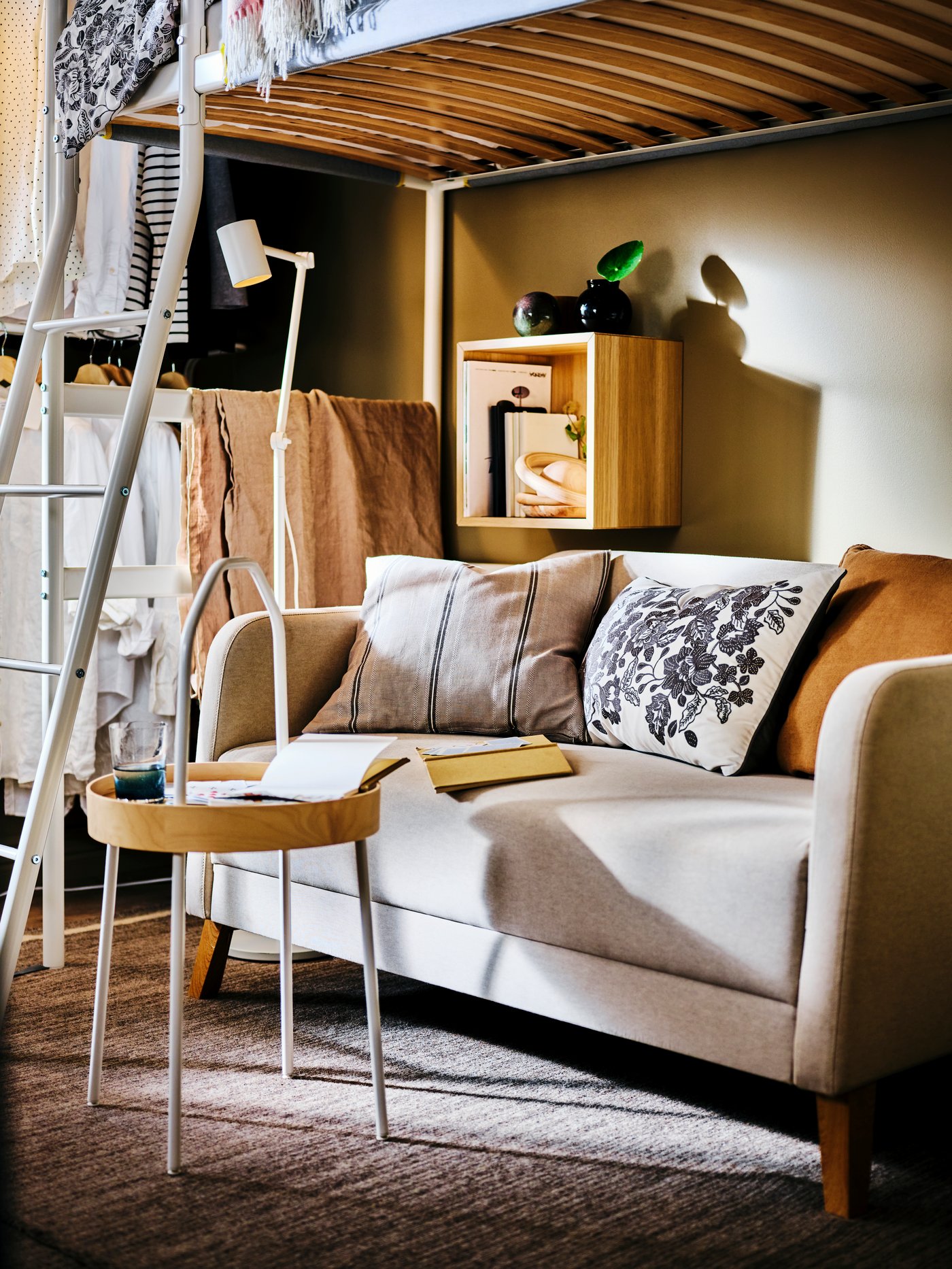 Una alfombra HÖJET marrón hecha a mano, de tejido plano.