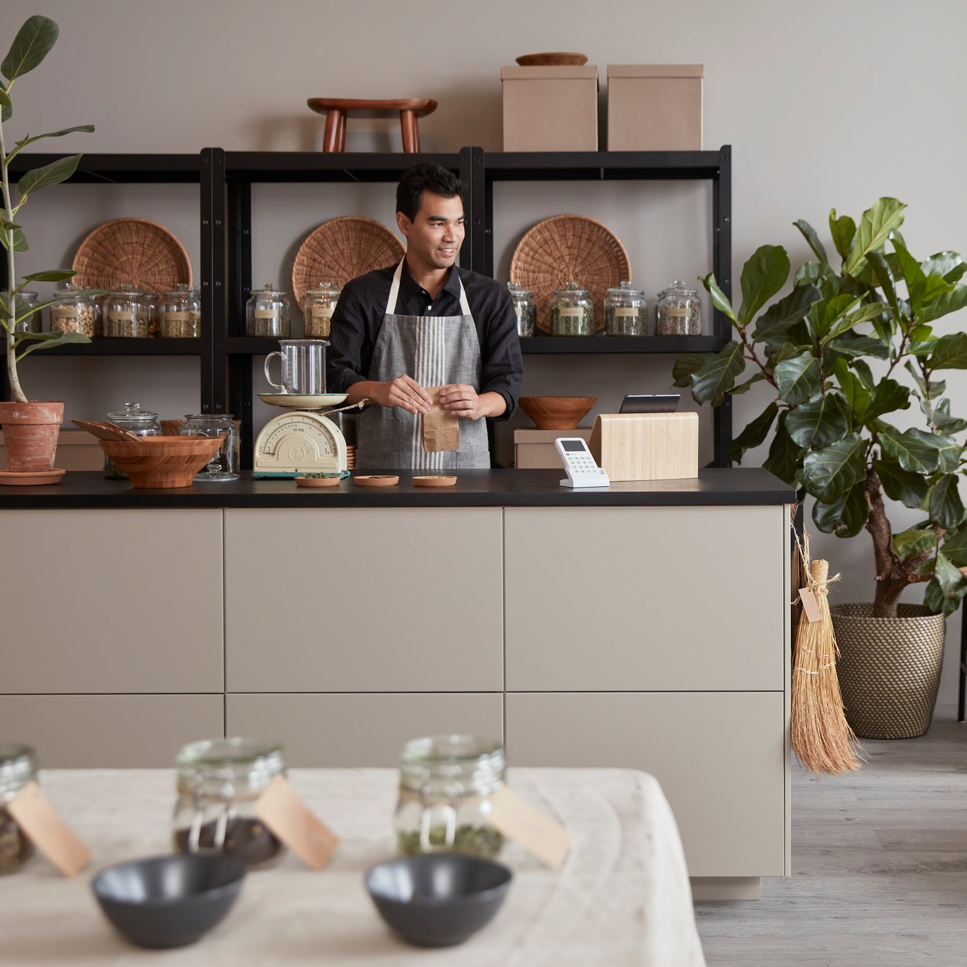 Un support de tablette VIVALLA en placage de bambou dans la cuisine