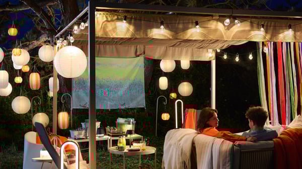 A grey-beige/dark grey-beige HAMMARÖN pergola outside