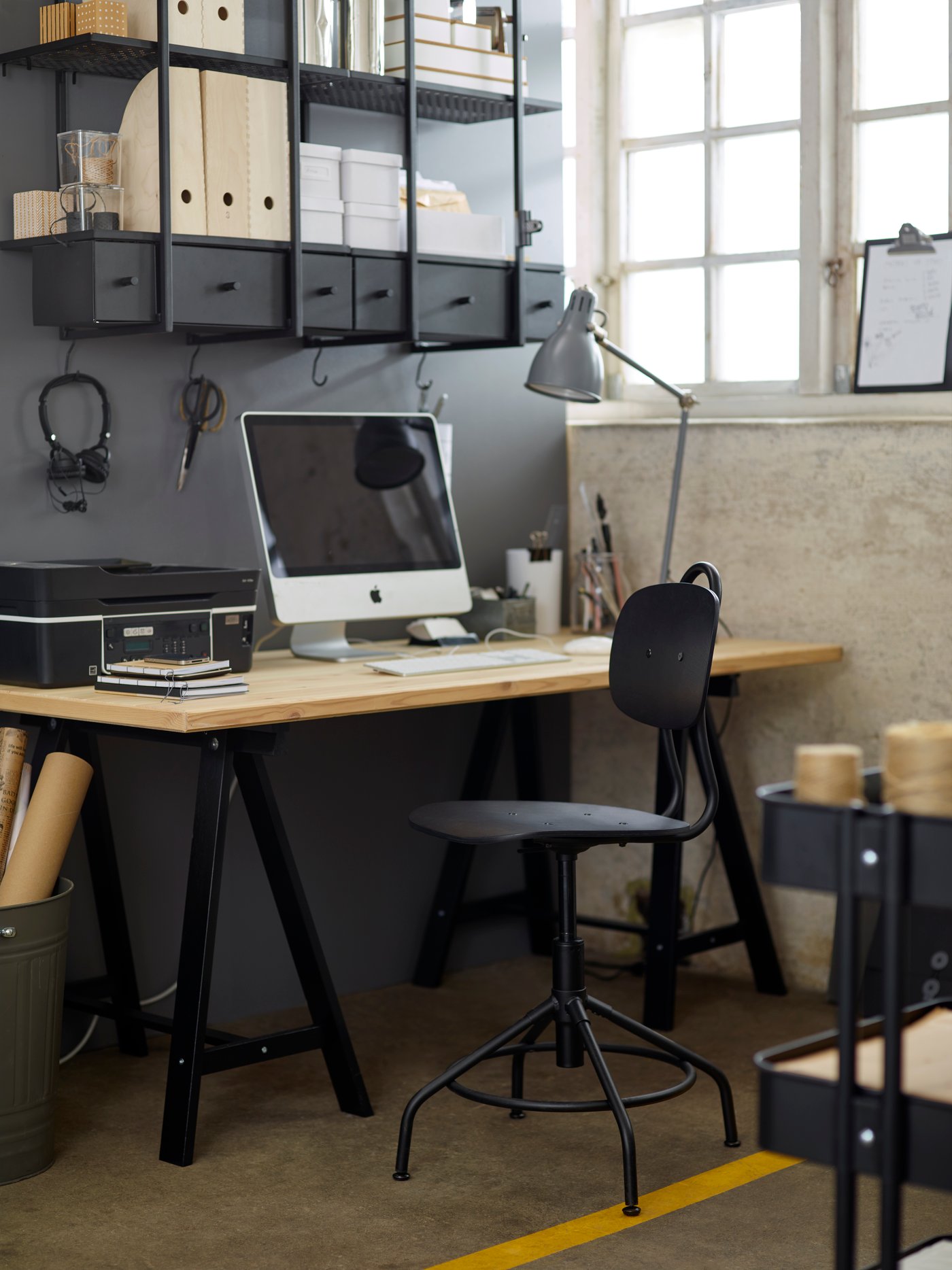 Ein schwarzer Drehstuhl KULLABERG