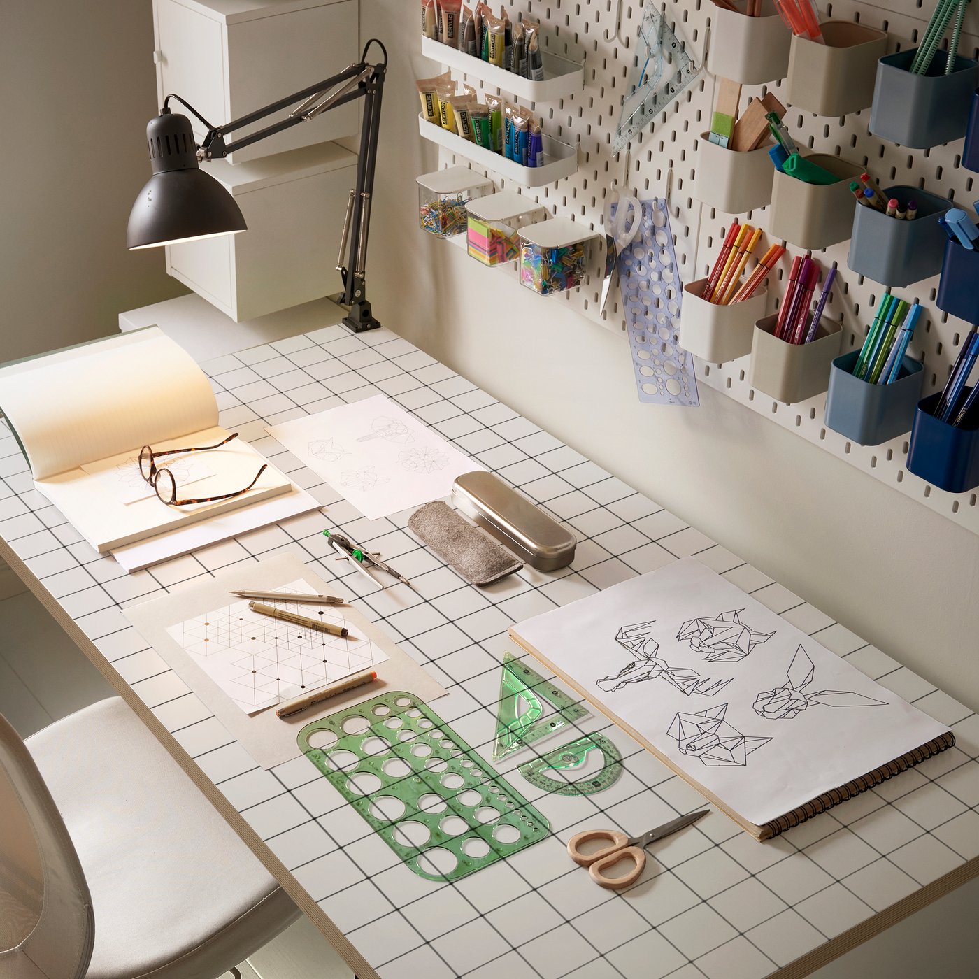 A white/anthracite LAGKAPTEN table top