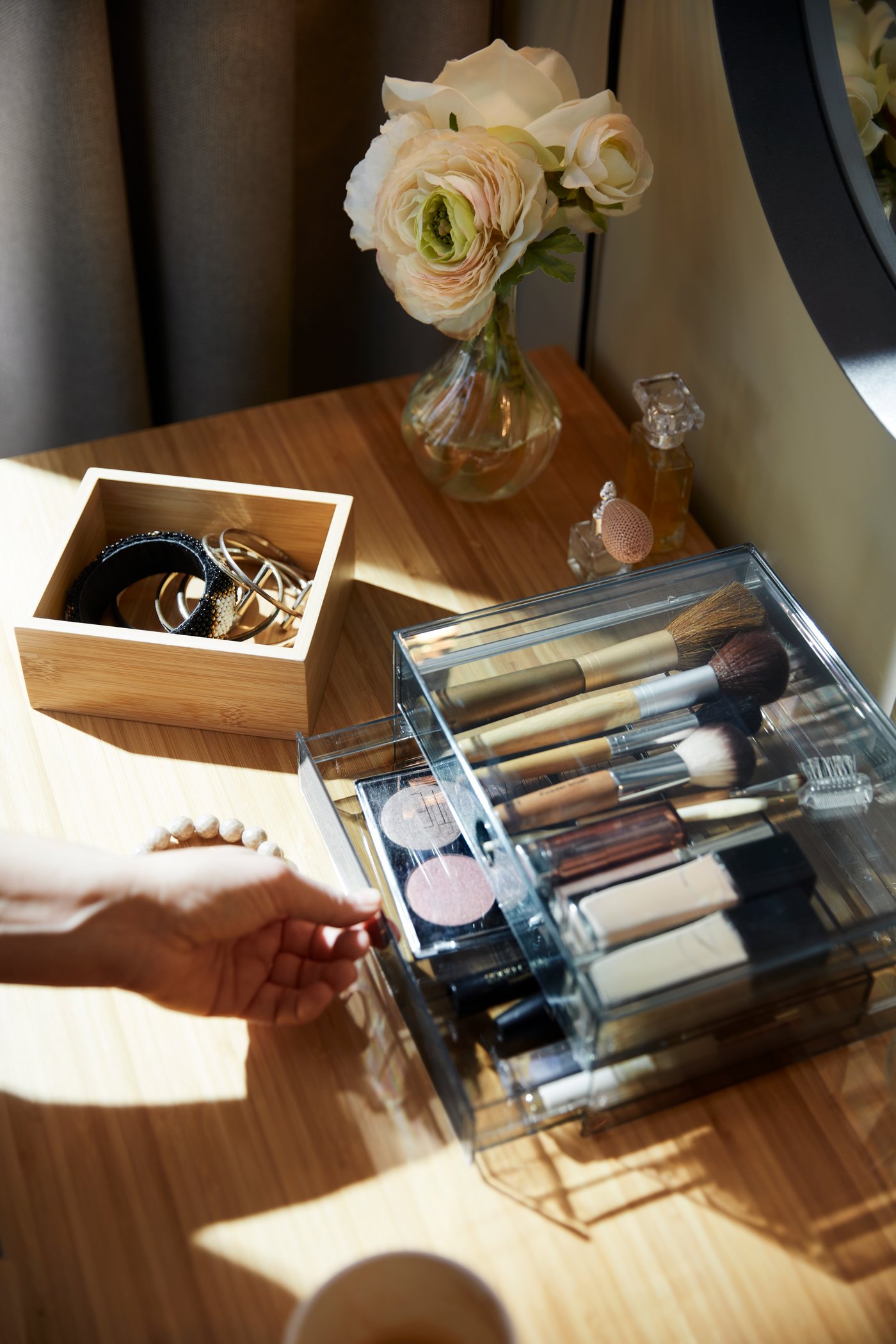 Eine geräucherte GODMORGON-Mini-Kommode mit 2 Schubladen im Schlafzimmer