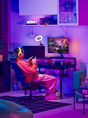 Et knallgult LÅNESPELARE monitorstativ.