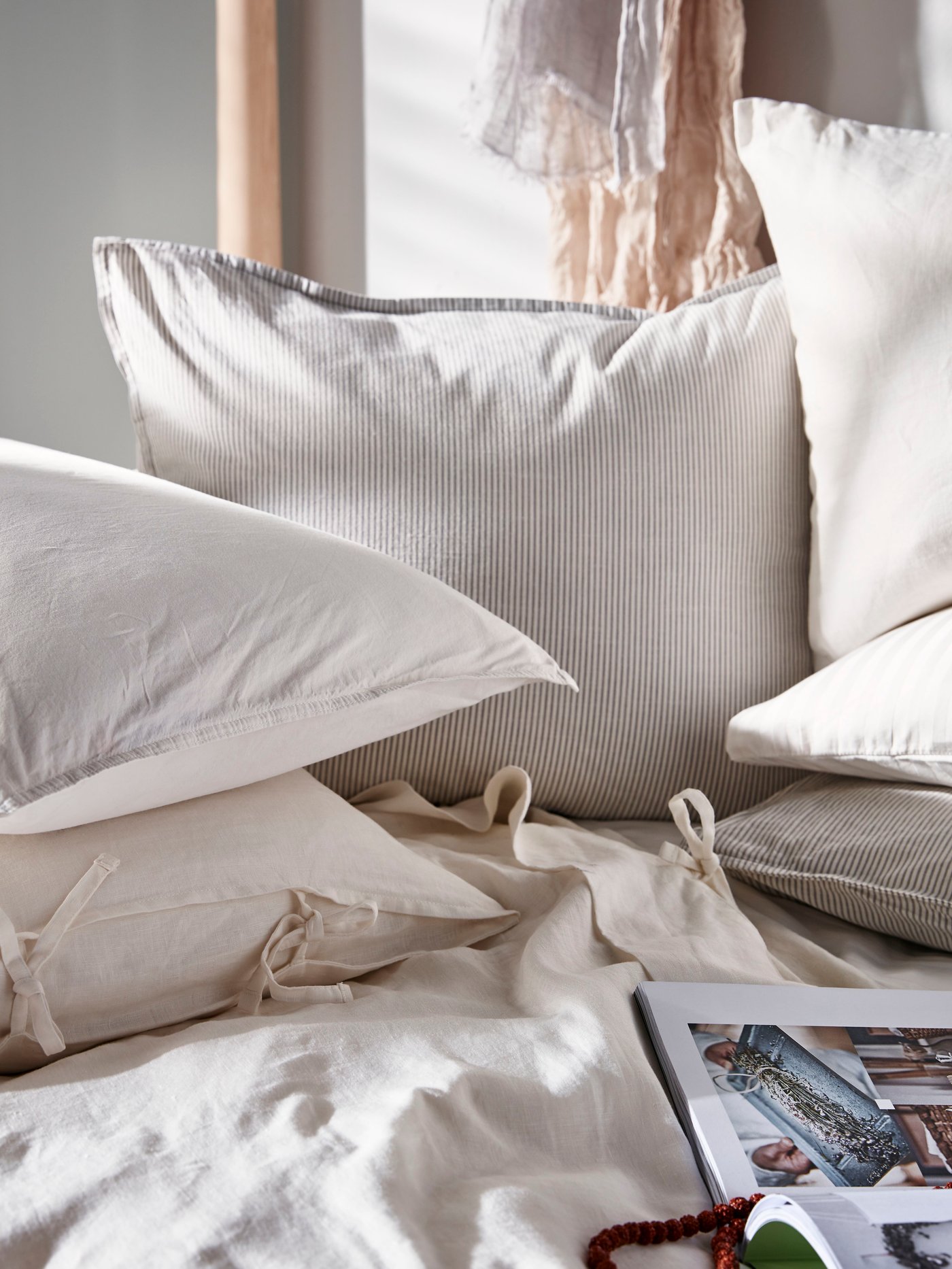 Witte kussen die op een bed liggen.