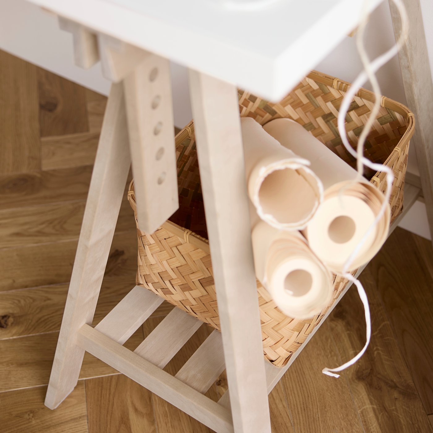 MITTBACK benbock i ljust trä.