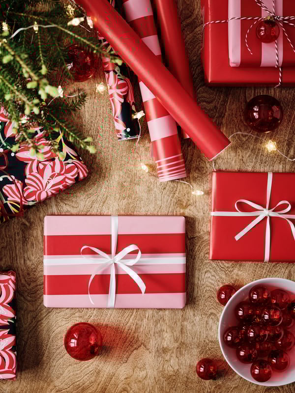 A mixed patterns pink VINTERFINT gift wrap roll