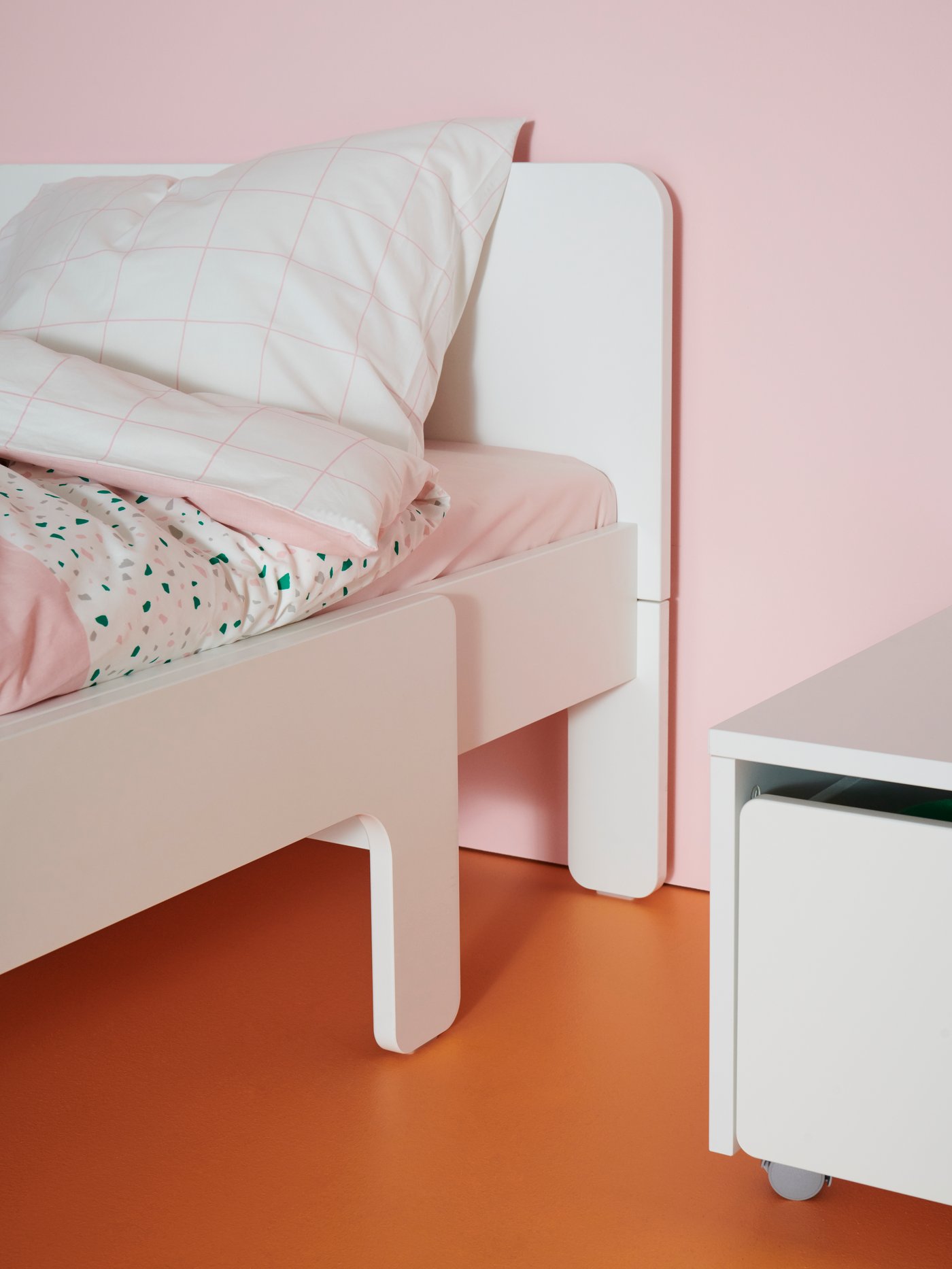 Ein weißes MÖJLIGHET Bettwäsche-Set mit Mosaikmuster, bestehend aus Bettbezug und Kissenbezug.