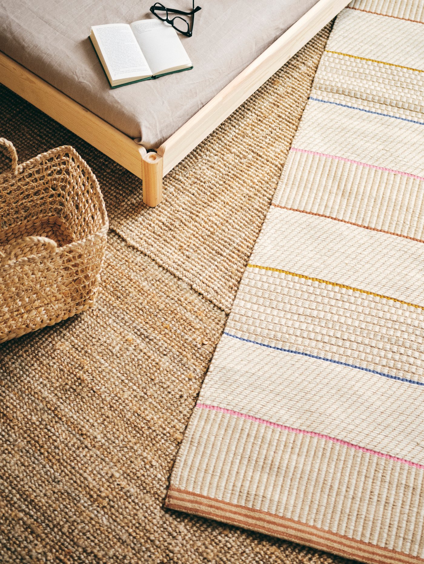 Ein MÄVINN Läufer aus Jute, flach gewebt.