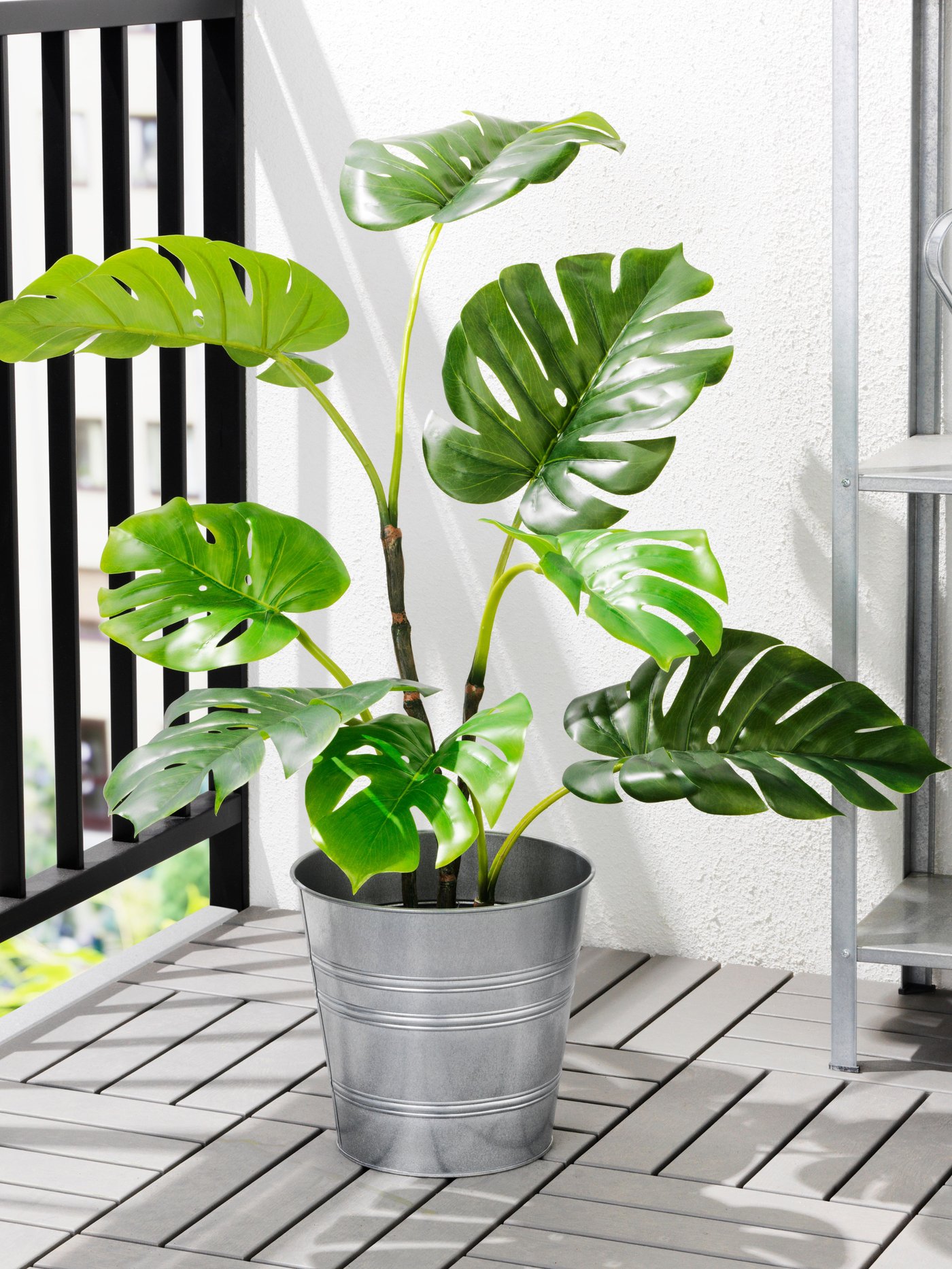 Planta artificial dins d'un test Monstera FEJKA per a interior/exterior
