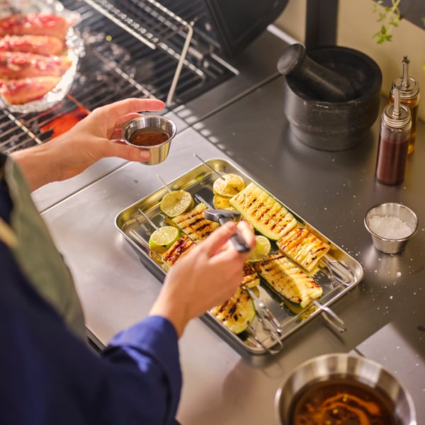 Eine Grillpfanne mit Grillspießen aus der GRILLTIDER Serie. 