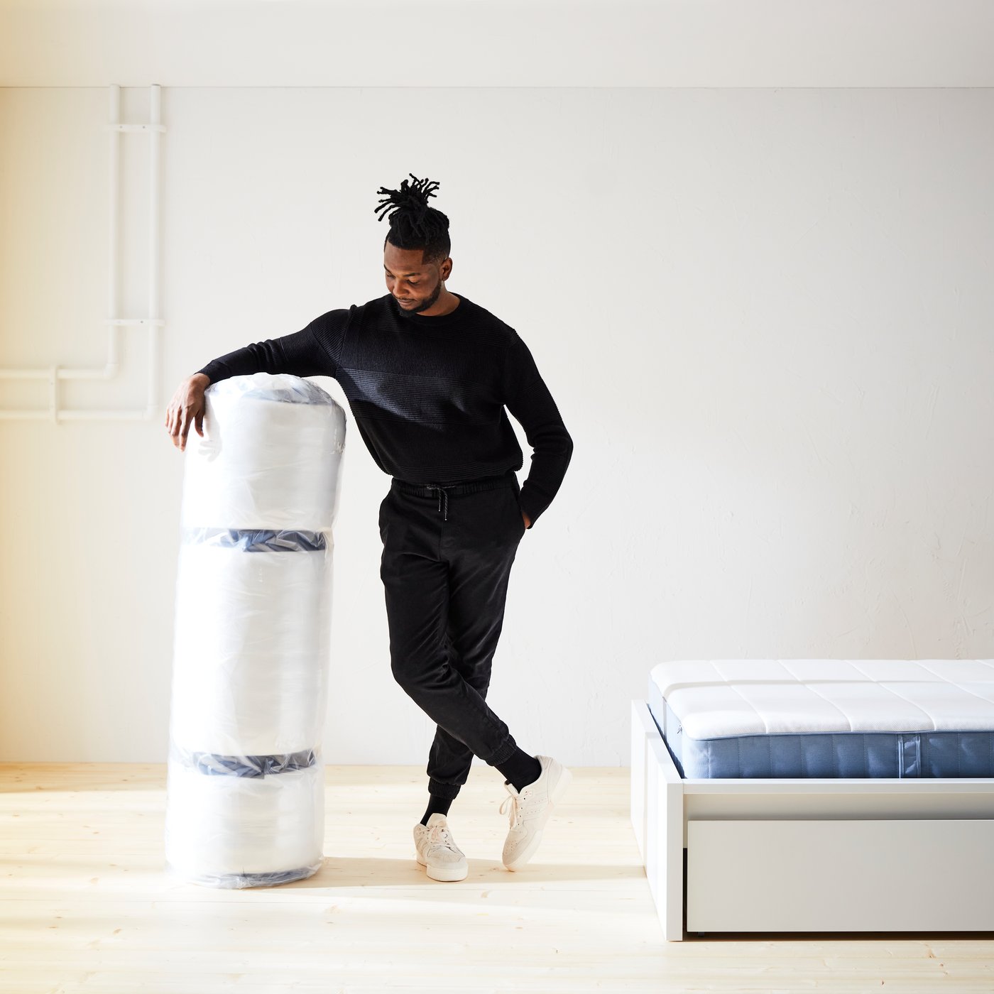 Een extra stevig/lichtblauw VESTERÖY pocketveringmatras in de slaapkamer