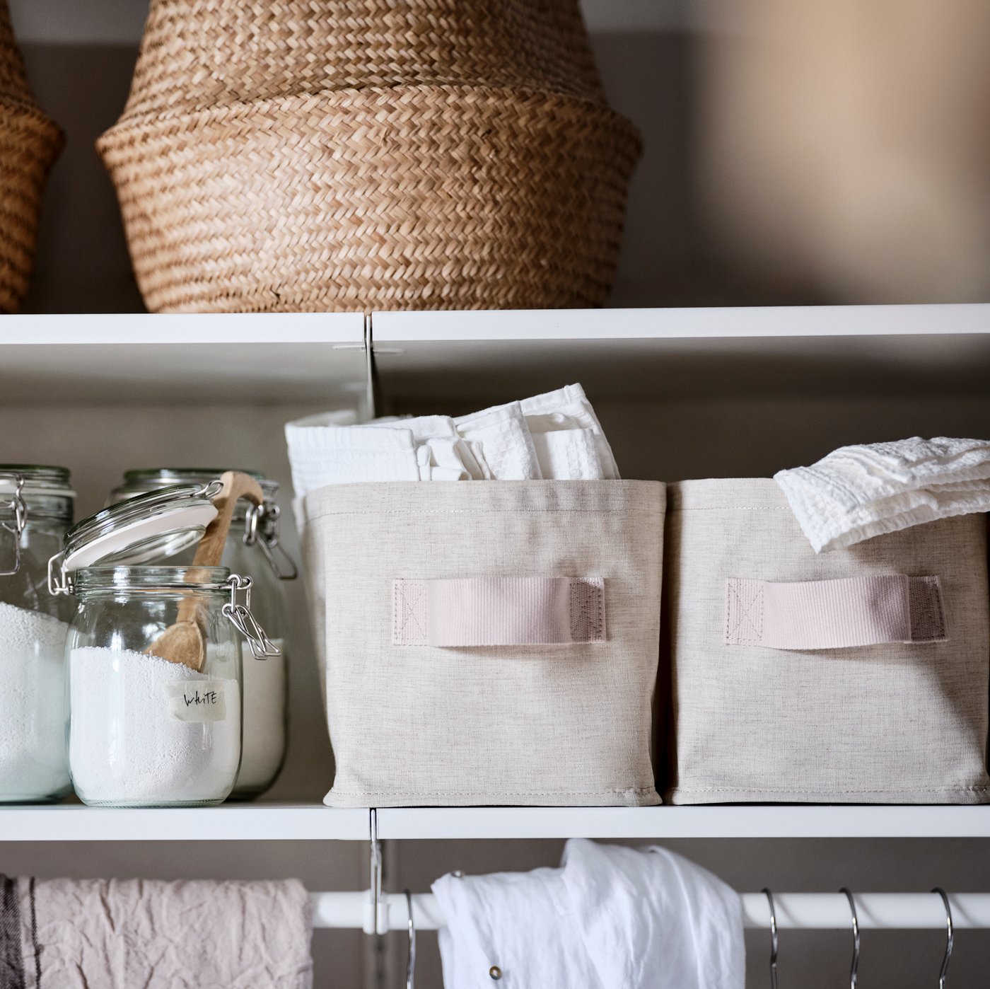 Une tablette contenant différents petits paniers de rangement remplis d’accessoires pour le lavage.