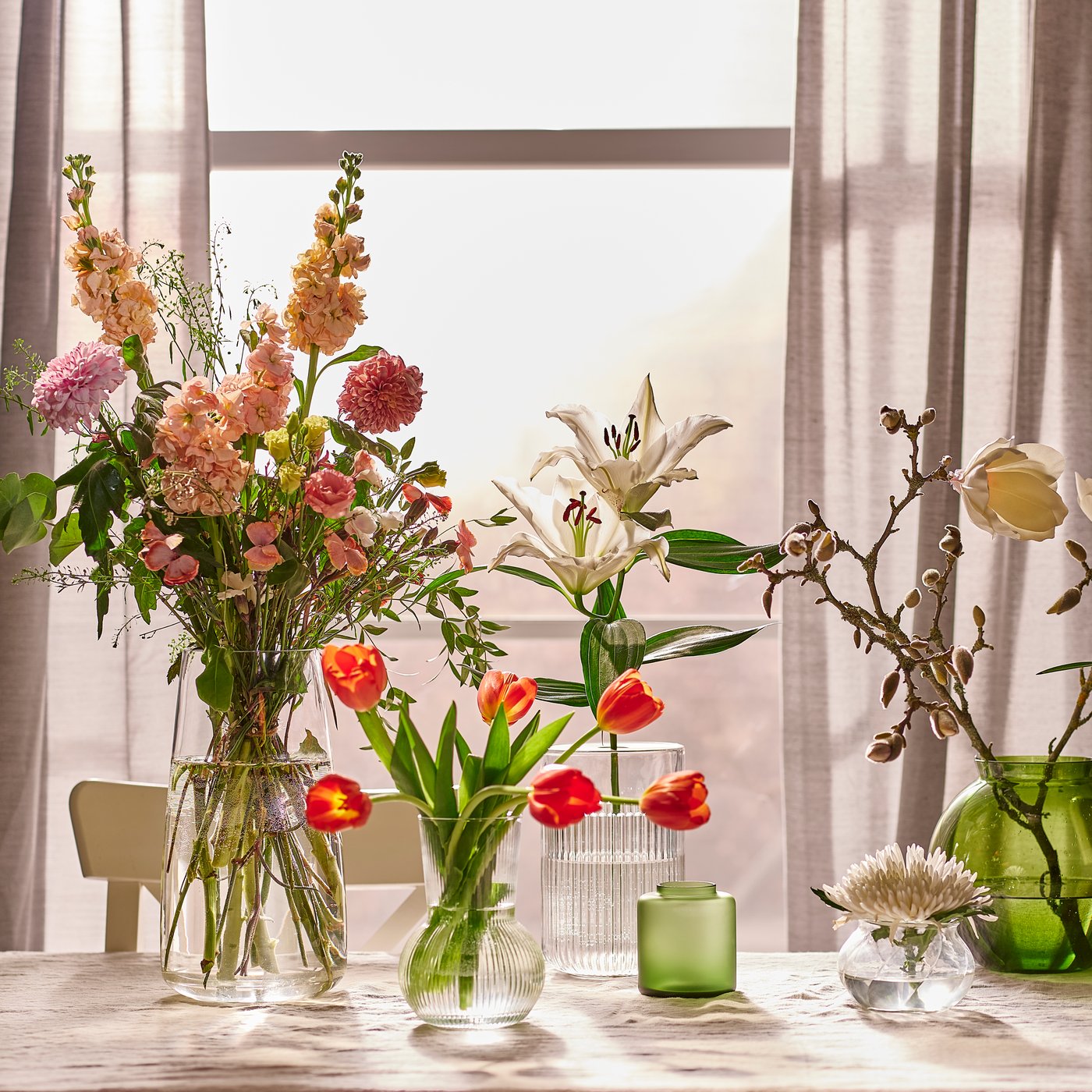 Selezione di vasi IKEA di diverse forme e dimensioni che mostra come scegliere il vaso giusto per ogni tipo di fiore: per un bouquet alto, per i tulipani e per uno stelo singolo.