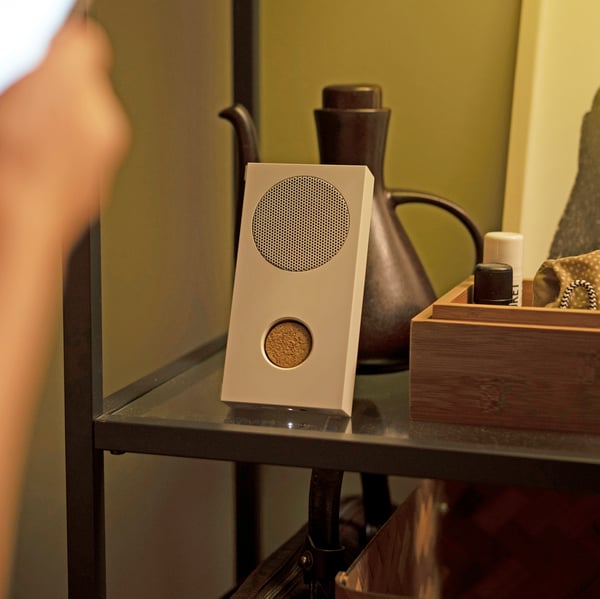 Ruka pomocí chytrého telefonu zapíná Bluetooth reproduktor ENEBY.