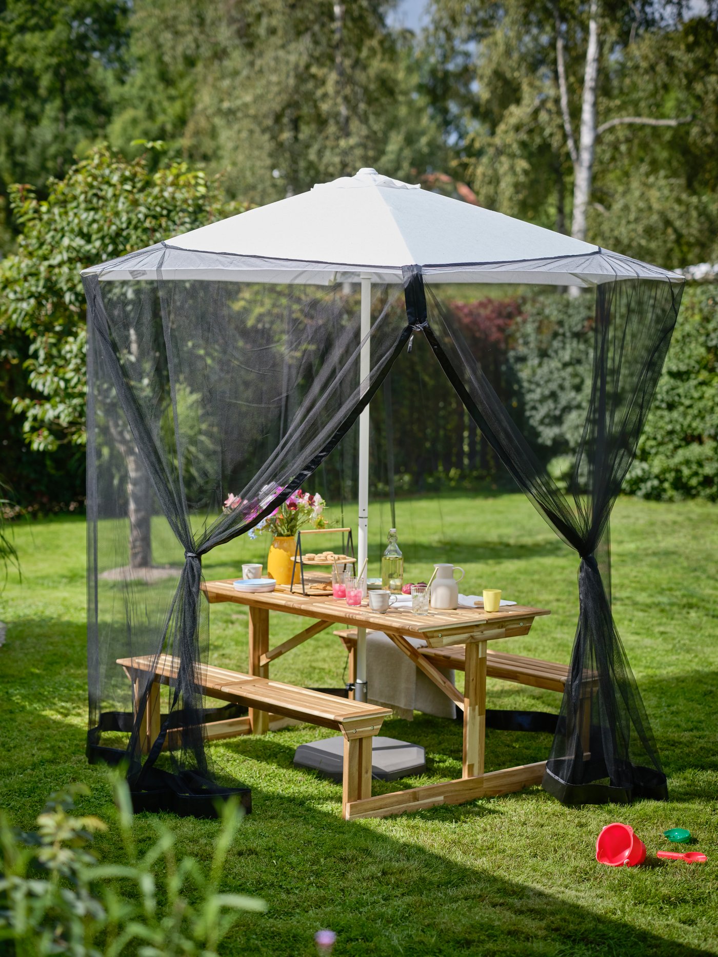 Une table de pique-nique d'extérieur LERHOLMEN en acacia