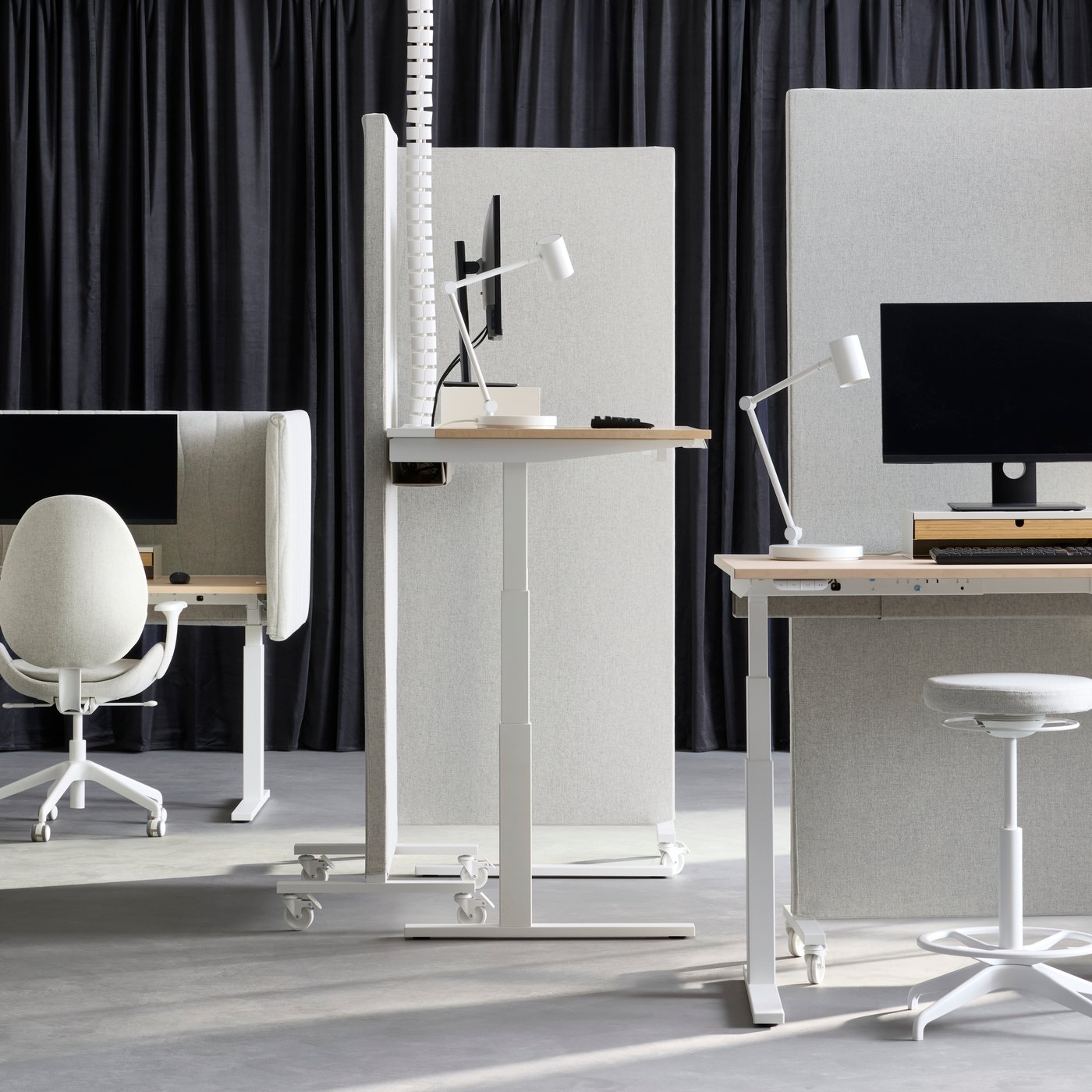 Espace bureau avec postes de travail assis/debout séparés par des cloisons acoustiques MITTZON beige-blanc en tissu Gunnared.