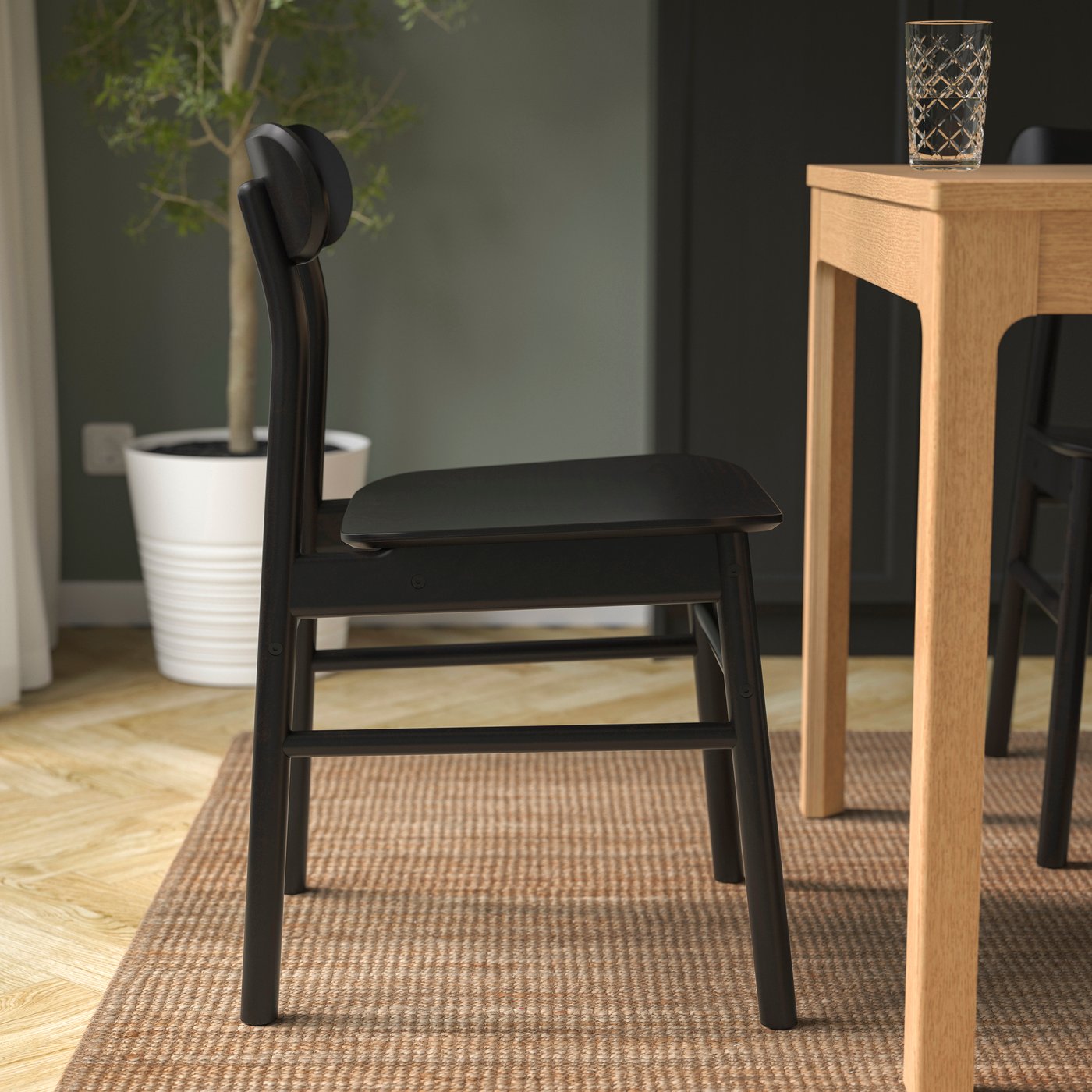 A black RÖNNINGE chair in the dining room