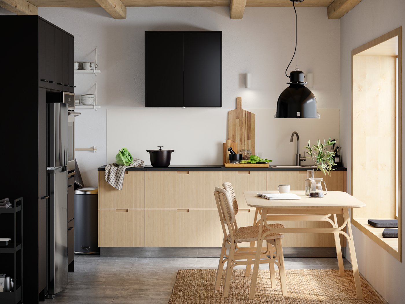 Une cuisine avec façades VEDHAMN effet chêne, des armoires, une table et des chaises et un évier HAVSEN en blanc.