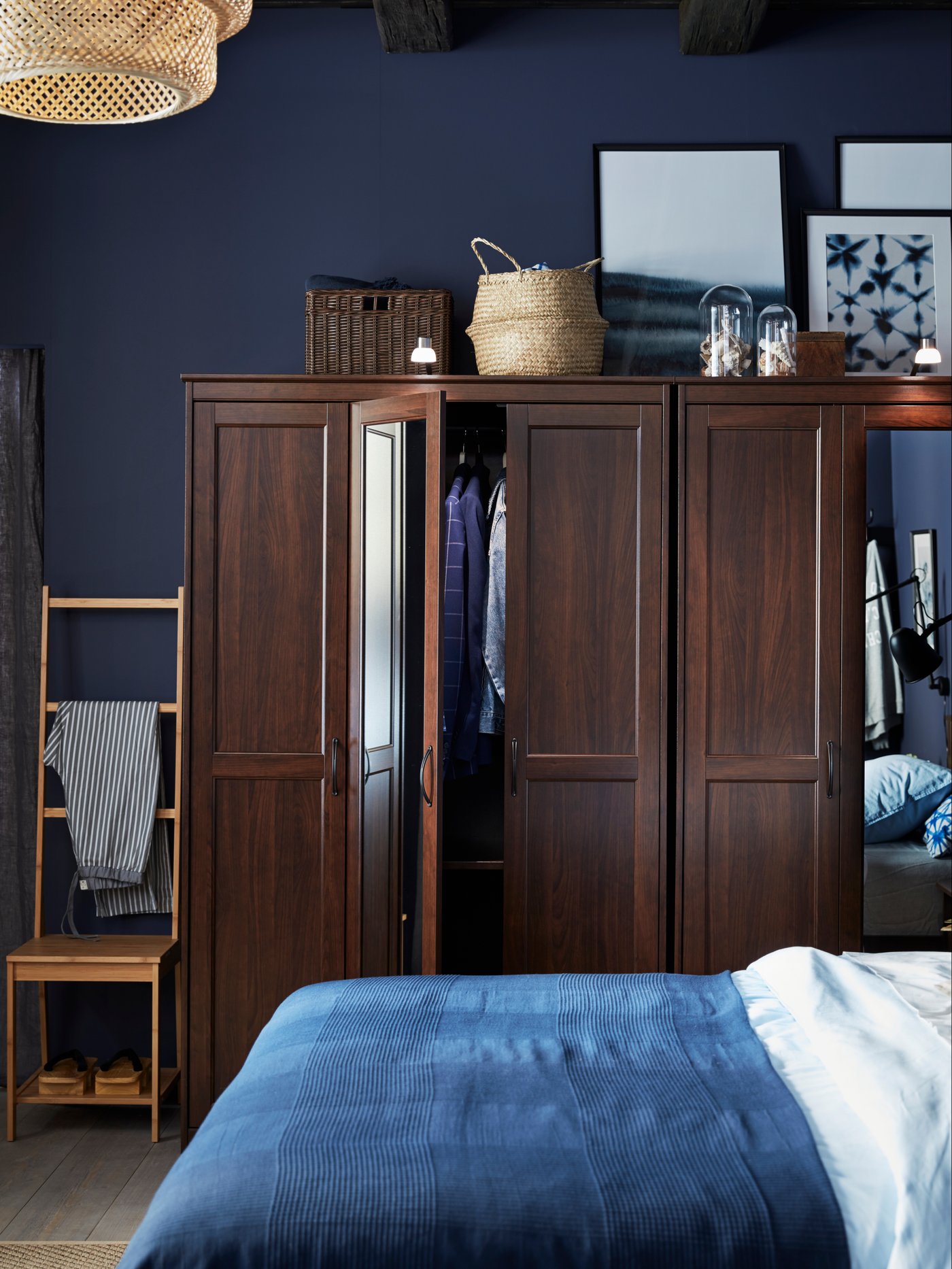 A dark blue INDIRA bedspread in the bedroom