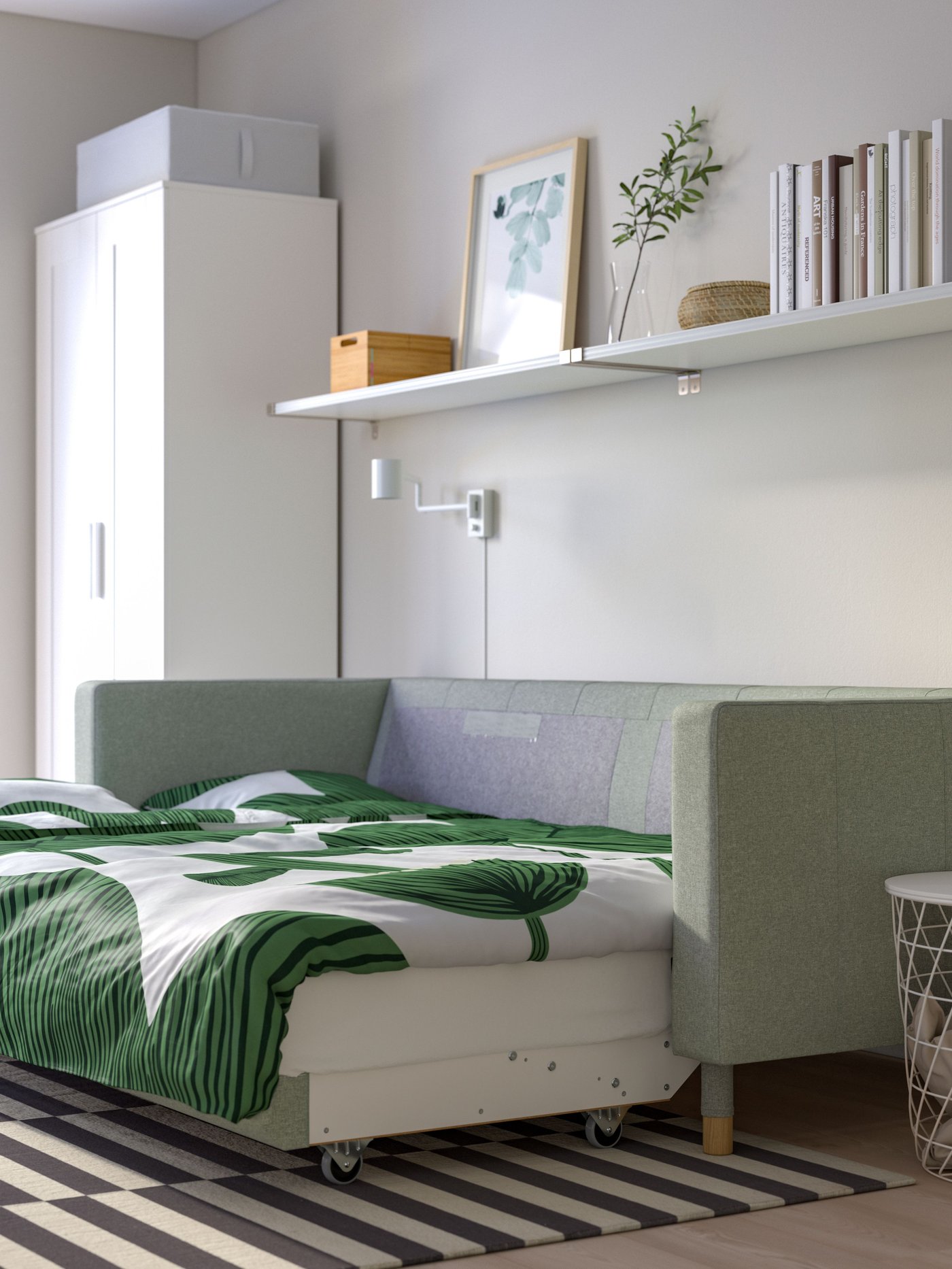 Zu sehen ist ein LANDSKRONA 3er-Bettsofa mit Bezug „Gunnared“ in Hellgrün mit Holzbeinen
