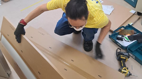 商品を確認し、組み立てを行うIKEA前橋のコワーカー。