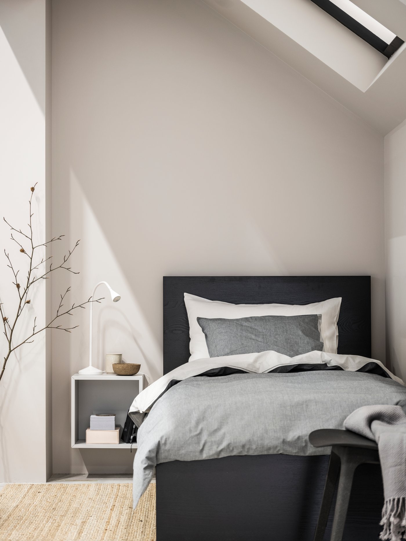 A grey BLÅVINDA duvet cover and pillowcase in the bedroom