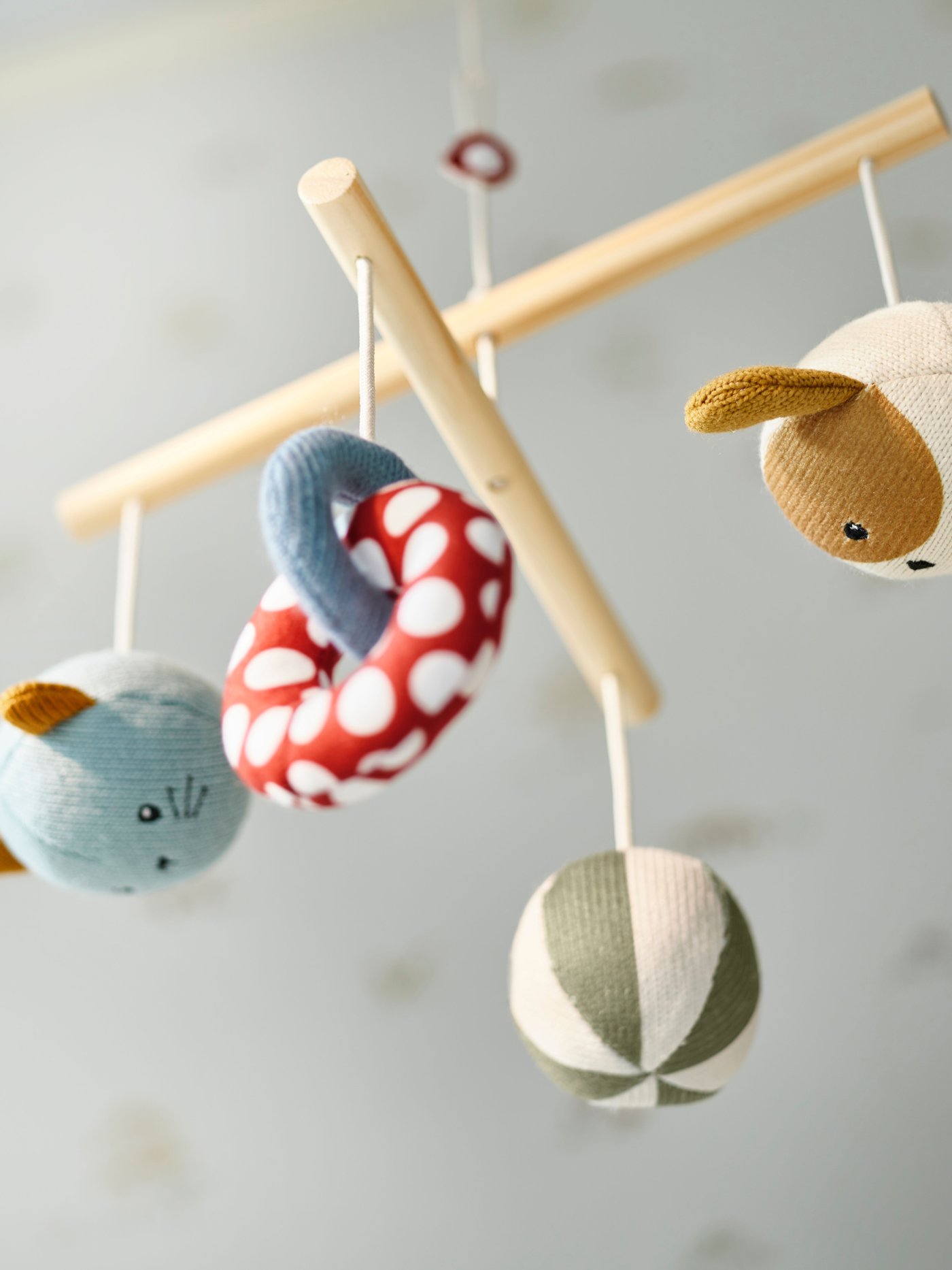 Un movil para bebé GULDVÄVARE.