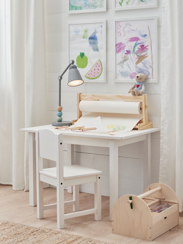 Un escritorio con silla infantil SUNDVIK y sobre el escritorio artículos de manualidades.