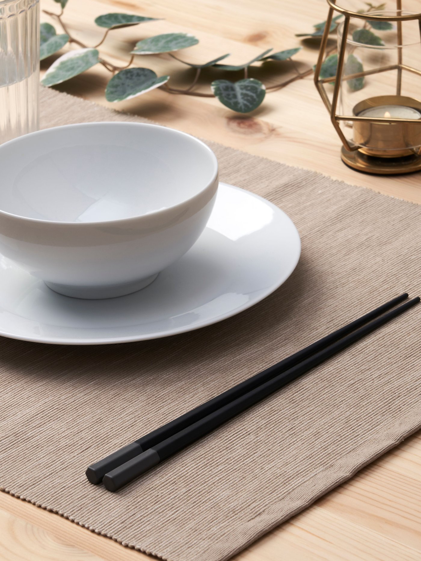 A white GODMIDDAG plate