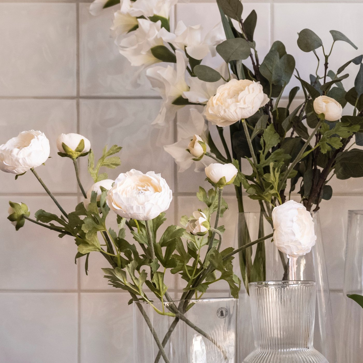 A Ranunculus/white SMYCKA artificial flower