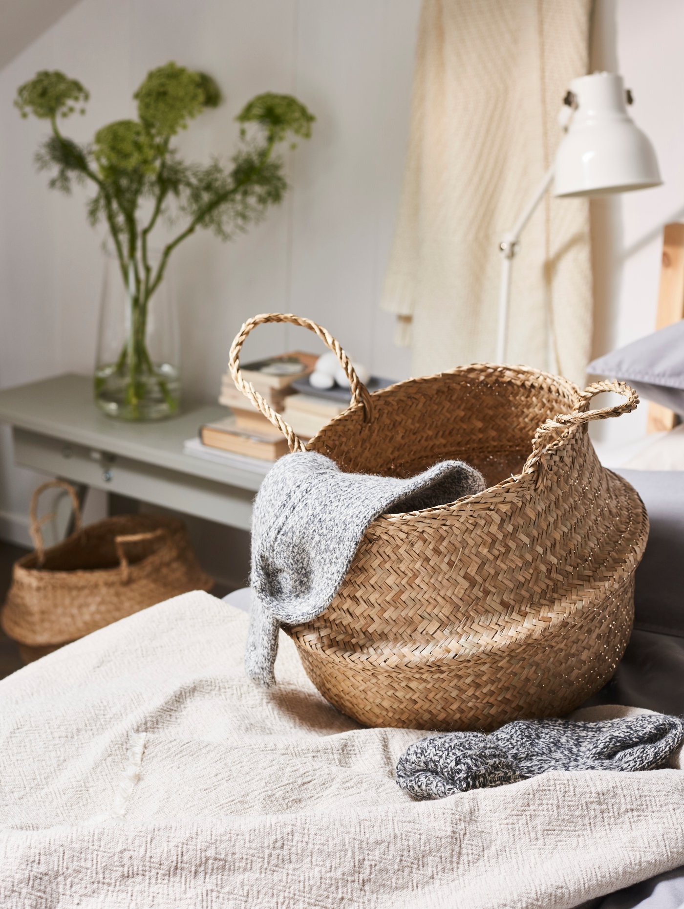 An off-white RANARP work lamp in the bedroom