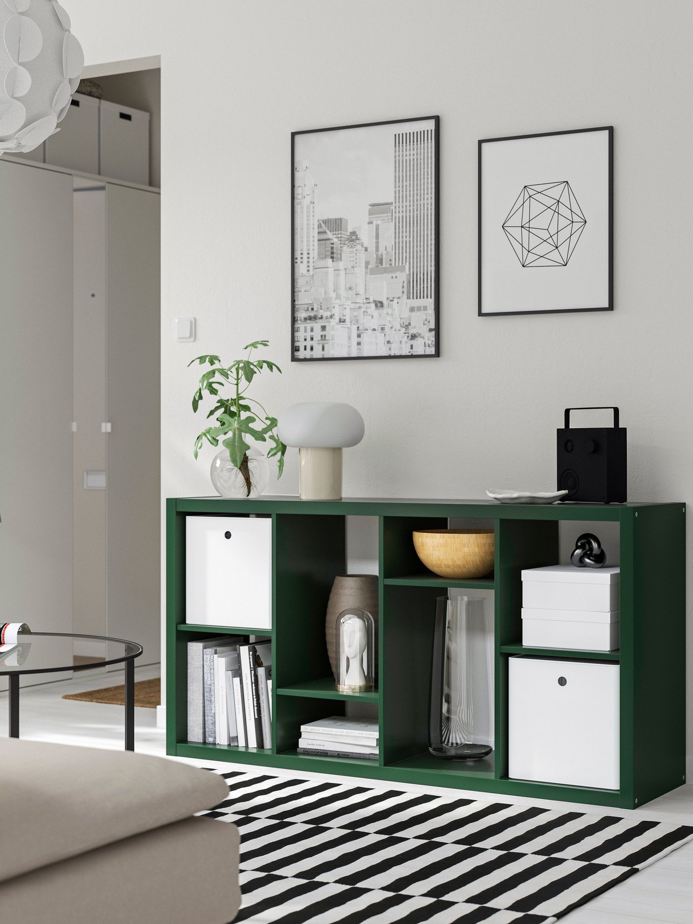 Ein grünes KALLAX Regal 77x147 mit unterschiedlich großen Regalfächern und 2 weißen Kunststoffboxen.