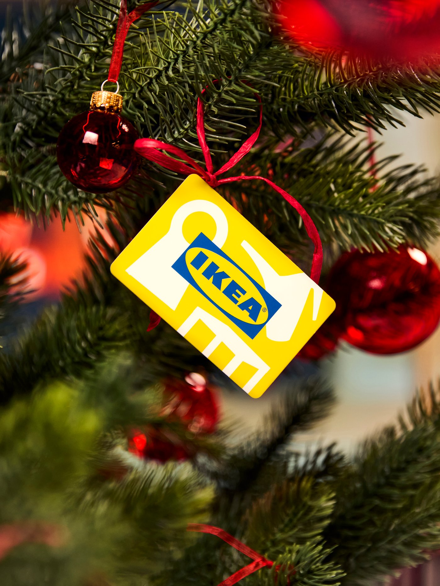 Presentkort från IKEA hängande i julgran.