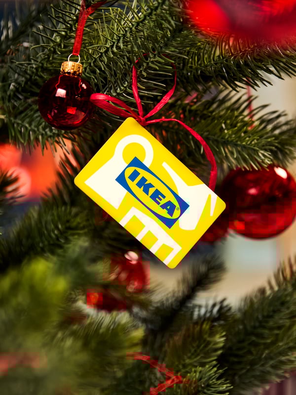 Cadeaubon hangend aan een kerstboom
