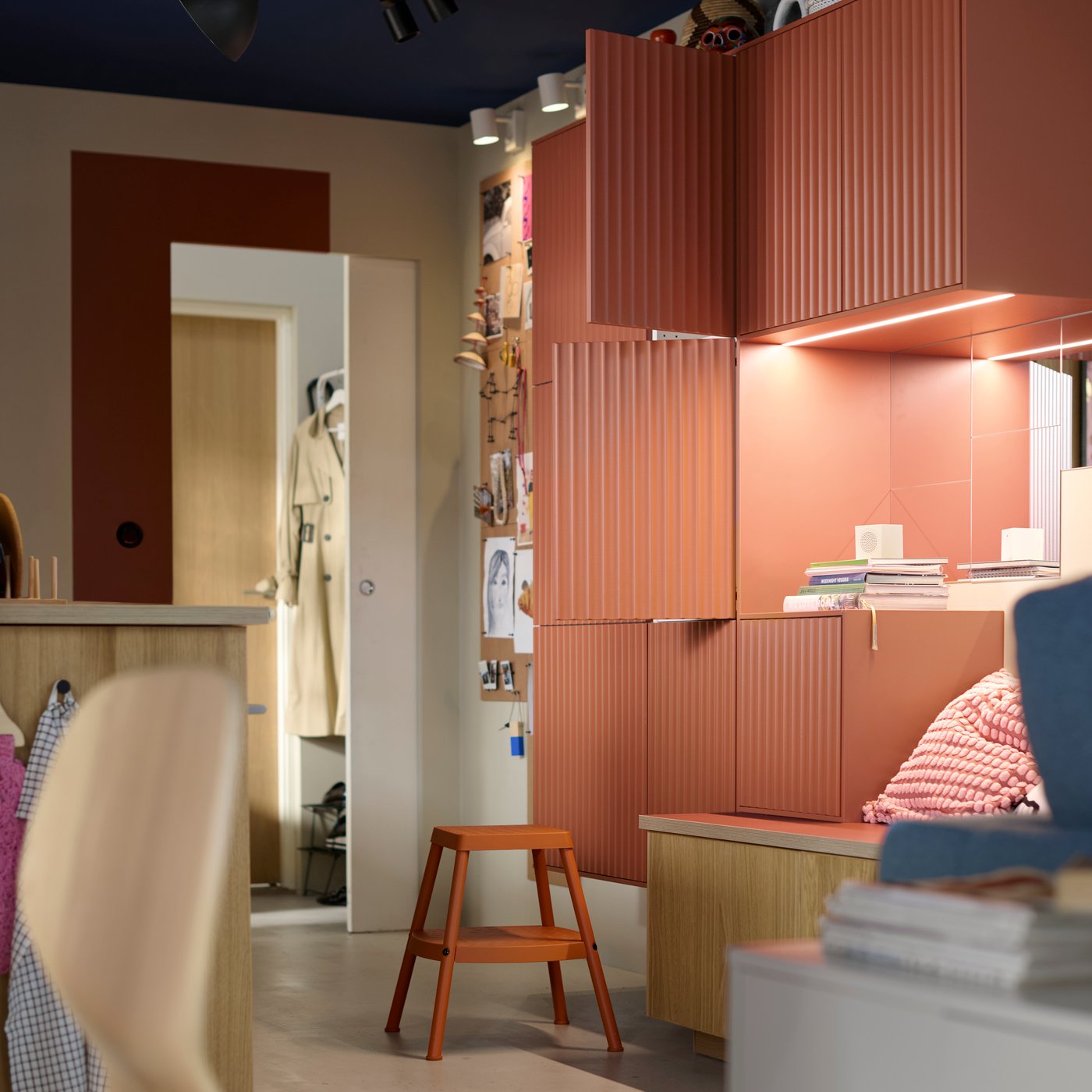 METOD keukenkasten met een mix van TERRSJÖ accentdeuren met een rood‑bruin golfpatroon en SINARP keukenfronten.