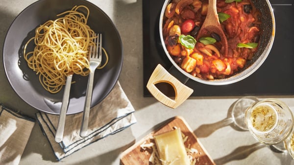 A non-stick coating black HUSKNUT pot with lid