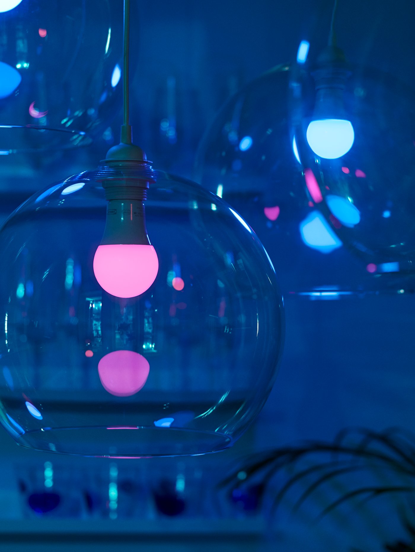 Szklana lampa z kolorowymi żarówkami LED.