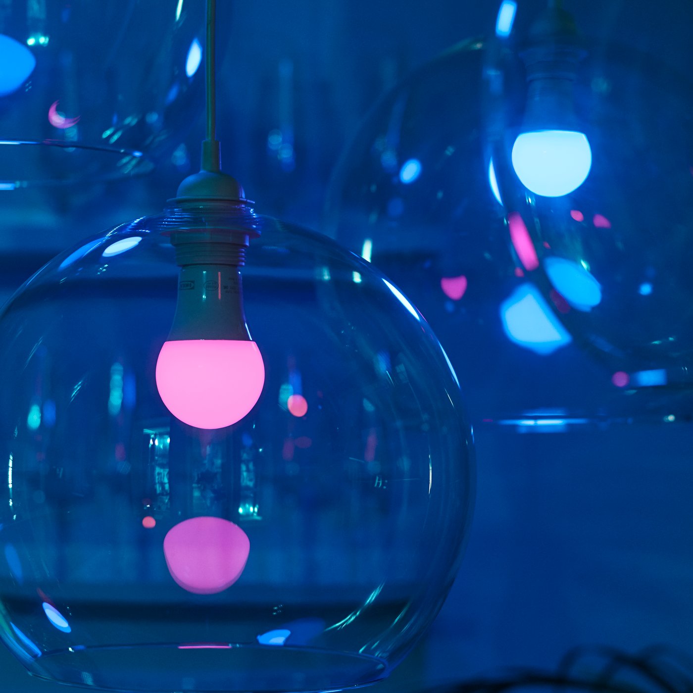 Szklana lampa z kolorowymi żarówkami LED.