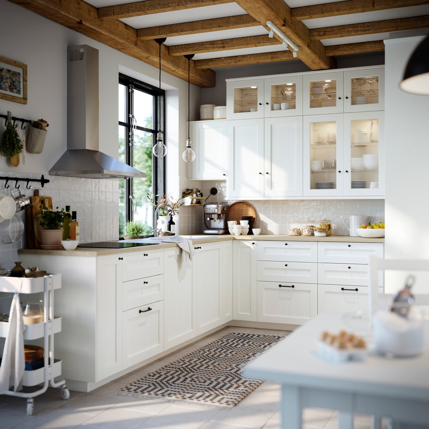 Valkoinen IKEA METOD -keittiö valkoisilla Enköping-ovilla ja valkoinen RÅSKOG-tarjoiluvaunu.