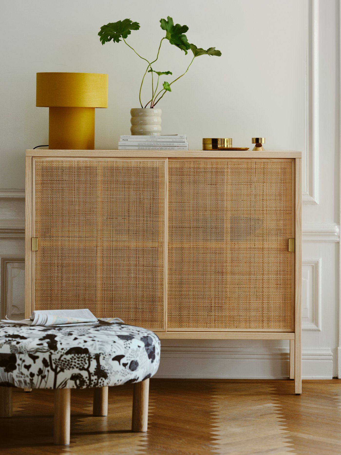 Ett STOCKHOLM rottingskåp i vardagsrum.